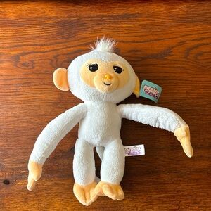 NWT 14" Fingerlings White/Silver Plush Monkey With Poseable Arms & Hands. 2017.